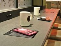 無接点充電パッド 設置例(画像:タリーズコーヒージャパン) 無接点充電パッド 設置例(画像:タリーズコーヒージャパン)