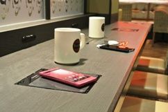 無接点充電パッド 設置例（画像：タリーズコーヒージャパン）