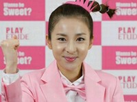 人気アイドルグループ2NE1（トゥエニィワン）のサンダラ・パク（ダラ）とSHINee（シャイニー）が、水泳の韓国代表パク・テファン選手とチョン・ダレ選手を応援する映像を送り、話題になっている。