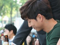 俳優コン・ユは、自身が広告モデルを務めるビールブランド「OBゴールデンラガー」の1周年及び販売2億瓶突破を記念したサイン会を、蚕室（チャムシル）球場で開催した。