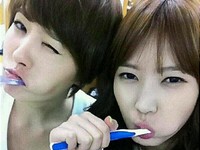 イム・スヒャンは26日午後、自身のme2day（ミートデイ）に「私たち、一緒に歯磨きをする仲なんです」というコメントと、キム・ソナと一緒に撮った写真を公開した。写真＝イム・スヒャンのme2day