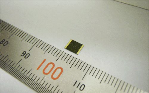 世界最高変換効率43.5％を達成した集光型化合物3接合太陽電池セル（画像：シャープ）