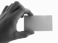 名刺をもらう機会はたくさんあると思いますが、それをデスクの上に置いたままにしていたり、引き出しの中に突っ込んだままにしていませんか。筆者のクライアントの中にはどんなにハイテクに精通して見えても、名刺の管理が時間管理のネックになっている人がいます。