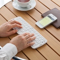 iOS、Android搭載したスマートフォンやタブレット端末で使用できる「折りたたみBluetoothキーボード（iPhone・iPad・スマートフォン・タブレット対応）400-SKB031シリーズ」