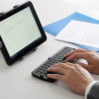 iOS、Android搭載したスマートフォンやタブレット端末で使用できる「折りたたみBluetoothキーボード（iPhone・iPad・スマートフォン・タブレット対応）400-SKB031シリーズ」