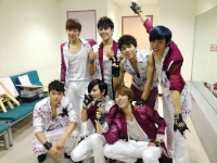 INFINITE(インフィニット)が、韓国の主要音楽チャート3で相次いで1位を獲得し、三冠を達成した。写真は、「人気歌謡」終了後のスナップショット。