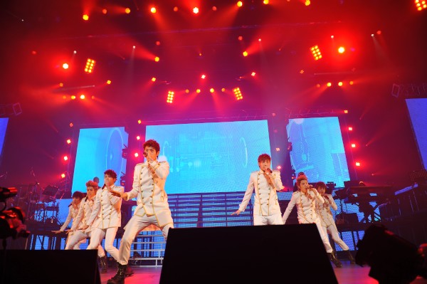 INFINITEが2月25、26日に東京国際フォーラムで開催した日本2回目のライブ映像がDVD『2012 INFINITE CONCERT 「SECOND INVASION」 in JAPAN』として8月1日に発売される。写真はライブ中のINFINITE（C）2012 Will-Be Inc.