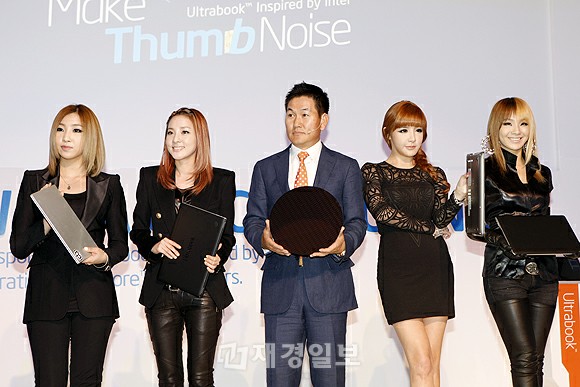 第三世代インテルCoreプロセッサーが搭載されたウルトラブックの製品発表会に参加する2NE1