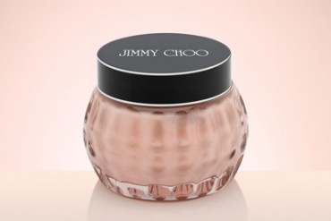 ジミー チュウのフレグランスラインから、香りに心奪われるボディケアアイテムが限定発売