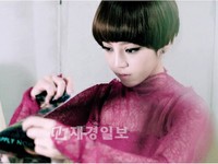 細いウェストに人形のような容貌で人気のKARAのメンバー、ク・ハラが完ぺきな人形に変身を遂げて話題を集めている。写真＝A-JAX「君しかいない」PVのキャプチャ