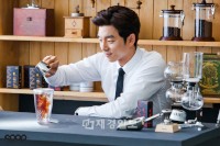 5年ぶりにドラマ『ビッグ』でテレビに復帰したコン・ユが、トンソ食品「KANU」と再契約をし、2年連続広告モデルを務めることとなった。写真＝マネジメントSOOP