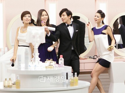 韓国の男性バンドCNBLUEのリーダー、チョン・ヨンファのグラビアさながらの撮影現場のスチールカットが公開され、話題となっている。