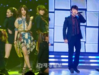 4Minuteのナム・ジヒョンとSUPER JUNIORのドンヘの仲の良さが話題になっている。ナム・ジヒョンがドッキリ企画でドンヘに「お金を貸して」と頼んでみると、ドンヘは何の条件も提示せず即座に「貸してあげる」と答えた。 4Minuteのナム・ジヒョンとSUPER JUNIORのドンヘの仲の良さが話題になっている。ナム・ジヒョンがドッキリ企画でドンヘに「お金を貸して」と頼んでみると、ドンヘは何の条件も提示せず即座に「貸してあげる」と答えた。