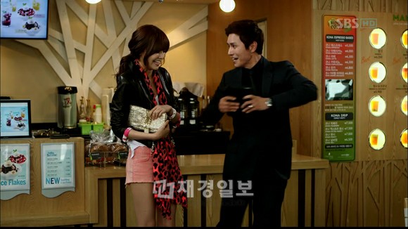 9日に放送された韓国SBSドラマ『紳士の品格』第5話に、ガールズグループ「少女時代」のスヨンが本人役で特別出演し、話題を集めた。