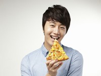 俳優チョン・イルが、化粧品、スナック菓子、スマートフォンに続き、韓国ドミノピザ(代表オ・グァンヒョン)の新しいイメージキャラクターに抜擢された。写真=ドミノピザ