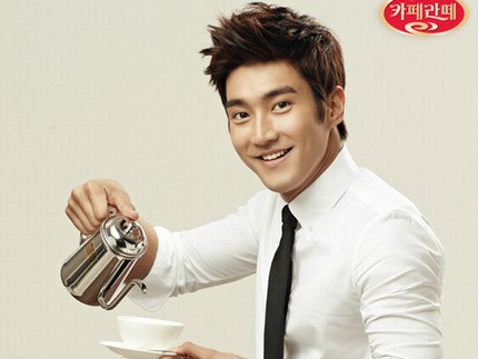 メイル乳業（代表：イ・チャングン）の代表的商品“カフェラテ（Caffe Latte）”の新モデルに抜てきされたSUPER JUNIORチェ・シウォンのバリスタに変身した写真が公開されて話題だ。