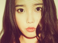 IUが、“キスデーショット”を公開し、注目を集めた。写真＝IUのツイッターより