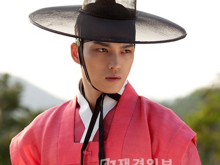韓国MBC週末特別企画『Dr.JIN』に登場する強靭で華やかな武官キム・ギョンタクが、長い間想いを寄せいていたヨンレに求婚し、2人のロマンスは新たな局面を迎える。
