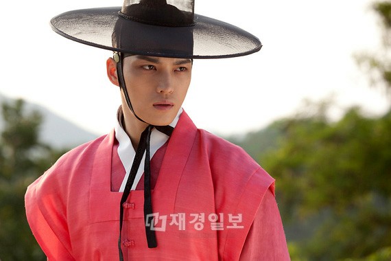 韓国MBC週末特別企画『Dr.JIN』に登場する強靭で華やかな武官キム・ギョンタクが、長い間想いを寄せいていたヨンレに求婚し、2人のロマンスは新たな局面を迎える。