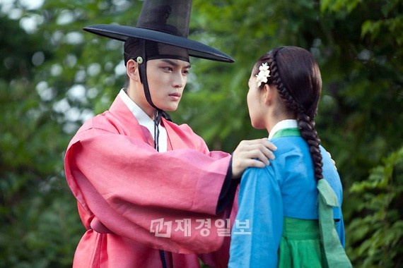 韓国MBC週末特別企画『Dr.JIN』に登場する強靭で華やかな武官キム・ギョンタクが、長い間想いを寄せいていたヨンレに求婚し、2人のロマンスは新たな局面を迎える。