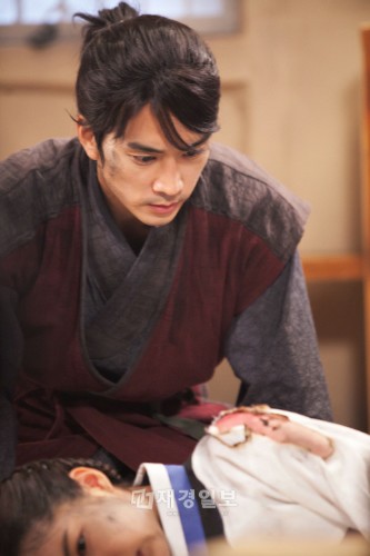 韓国MBC特別企画『Dr.JIN』(脚本：ハン・ジフン/ 演出・ハン・ヒ)で、火災からペニシリンを守るために、パク・ミニョンが炎の中に飛び込んだ。
