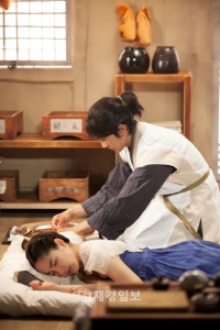 韓国MBC特別企画『Dr.JIN』(脚本：ハン・ジフン/ 演出・ハン・ヒ)で、火災からペニシリンを守るために、パク・ミニョンが炎の中に飛び込んだ。