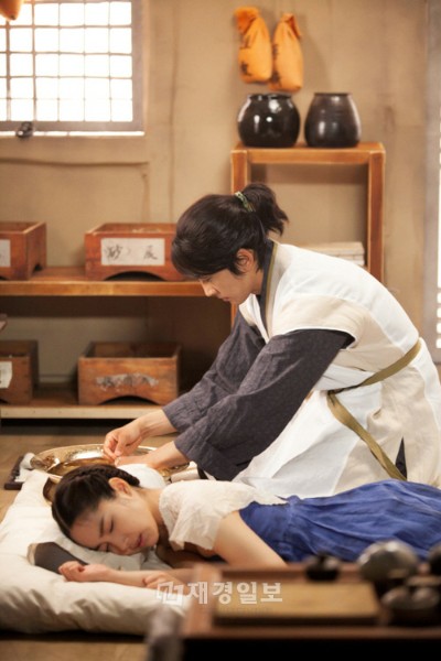 韓国MBC特別企画『Dr.JIN』(脚本：ハン・ジフン/ 演出・ハン・ヒ)で、火災からペニシリンを守るために、パク・ミニョンが炎の中に飛び込んだ。