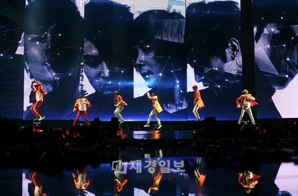 神話（SHINHWA）が、シンガポールの夜を熱くした。写真＝神話カンパニー