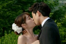 18歳のコン・ユがイ・ミンジョンに愛を告白し、その一方でイ・ミンジョンは婚約者への想いが揺らぎ始めた。