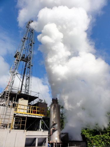 2011号調査井からの噴気の模様(写真:JX日鉱日石金属) 2011号調査井からの噴気の模様(写真:JX日鉱日石金属)