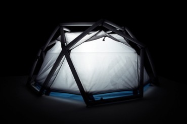 わずか1分で組み立てられる宇宙基地のようなテント「THE CAVE」