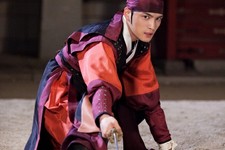 MBC週末ドラマ『Dr.JIN』のキム・ジェジュンが悲しみにふける真夜中の武術修練写真が公開され、ファンの注目を集めた。写真＝イギムプロダクション