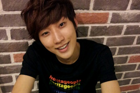 男性アイドルグループB1A4のリーダー、ジニョンが新しいツイッターのアカウントを公開した。