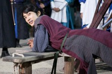 韓国MBCドラマ『Dr.JIN』で、真に迫る演技で視聴者を捕らえているソン・スンホンが、過酷な刑を受けるシーンの撮影でもさわやかな笑顔を絶やさないプロらしい姿を見せた。写真=イギムプロダクション