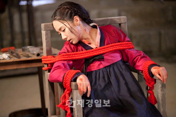 ドラマ『Dr.JIN』のパク・ミニョンが、死を目の当たりにしながら込み上げてくる憤りを表現、視聴者の視線を集中させた。写真=イギムプロダクション