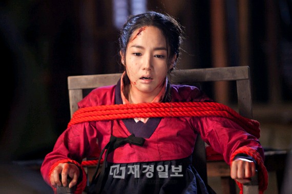 ドラマ『Dr.JIN』のパク・ミニョンが、死を目の当たりにしながら込み上げてくる憤りを表現、視聴者の視線を集中させた。写真=イギムプロダクション
