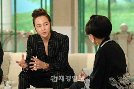 日本ファーストアルバム「Just Crazy」の収録曲「stay」と「Abracadabra」のPVを撮影するため22日に来日したチャン・グンソクは、日本の様々な有名バラエティー番組に出演、製作スタッフらはもちろん、有名MCまでをも魅了した。写真= TV朝日·ツリージェイカンパニー