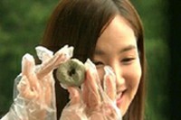 『Dr.JIN』第10話でジン・ヒョンク（ソン・スンホン）は、脚気にかかったヨンレ（パク・ミニョン）の母親を治療するためにビタミンB1入りのドーナツを作った。