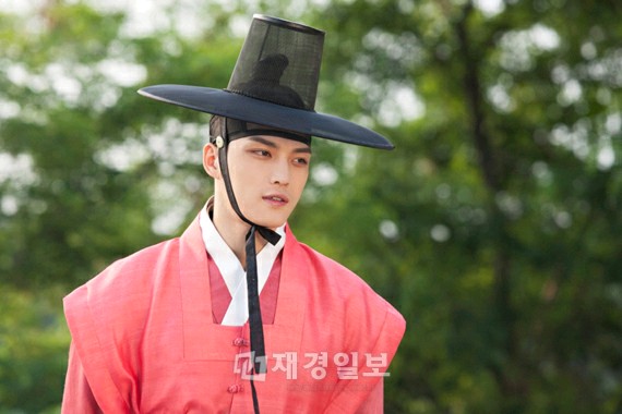 JYJのキム・ジェジュンが、自身が出演しているドラマ『Dr.JIN』のスタッフらにサムゲタンを振る舞った。写真=イギムプロドクション