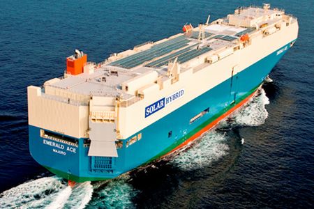 航行中のハイブリッド自動車船「EMERALD ACE」（写真：商船三井）