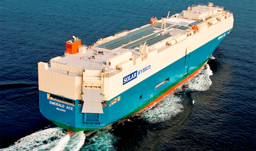 航行中のハイブリッド自動車船「EMERALD ACE」（写真：商船三井）
