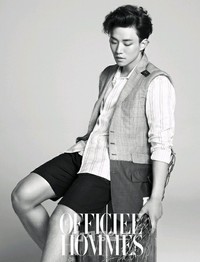 ファッション誌「L'OFFICIEL-HOMMES（ロフィシェルオム）」7月号のグラビア撮影に2PMのジュノがモデルとして参加した。2PMのメンバーが各自選んだ曲で構成された「2PMメンバーズセレクションアルバム」発売後1カ月ぶりだ。
