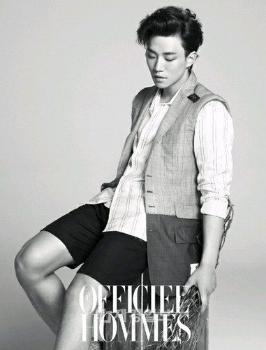 ファッション誌「L'OFFICIEL-HOMMES（ロフィシェルオム）」7月号のグラビア撮影に2PMのジュノがモデルとして参加した。2PMのメンバーが各自選んだ曲で構成された「2PMメンバーズセレクションアルバム」発売後1カ月ぶりだ。
