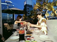 男性アイドルグループSUPER JUNIOR（スーパージュニア）のウニョクが、少女時代ソヒョンの誕生日パーティーでの写真を次々に公開しながらパーティー状況を生中継（？）し、笑いを誘った。