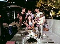 男性アイドルグループSUPER JUNIOR（スーパージュニア）のウニョクが、少女時代ソヒョンの誕生日パーティーでの写真を次々に公開しながらパーティー状況を生中継（？）し、笑いを誘った。