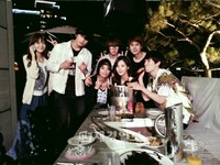 男性アイドルグループSUPER JUNIOR（スーパージュニア）のウニョクが、少女時代ソヒョンの誕生日パーティーでの写真を次々に公開しながらパーティー状況を生中継（？）し、笑いを誘った。