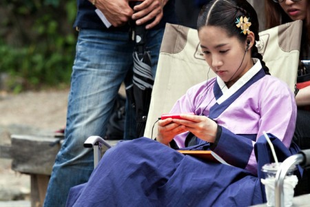 MBC週末ドラマ『Dr.JIN』で一人二役を熱演中のパク・ミニョンの撮影現場での姿が公開された。