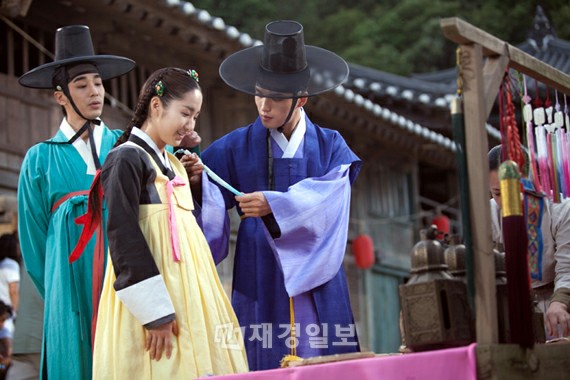 キム・ジェジュン＆パク・ミニョン＆ジン・イハンの楽しそうな市場デートシーンがキャッチされた。写真＝イギムプロダクション