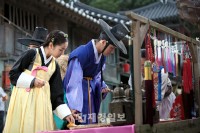 キム・ジェジュン&パク・ミニョン&ジン・イハンの楽しそうな市場デートシーンがキャッチされた。写真=イギムプロダクション キム・ジェジュン&パク・ミニョン&ジン・イハンの楽しそうな市場デートシーンがキャッチされた。写真=イギムプロダクション