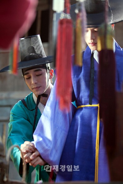 キム・ジェジュン＆パク・ミニョン＆ジン・イハンの楽しそうな市場デートシーンがキャッチされた。写真＝イギムプロダクション